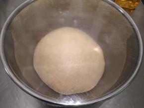 将面团取出，搓圆放入盆内，盖上保鲜膜进行一发（25度－28度）