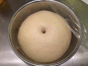 手沾面粉插入面团，不塌陷不回缩即发酵完成