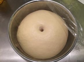 手沾面粉插入面团，不塌陷不回缩即发酵完成