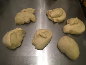 面团取出轻压排气，平均分成6份