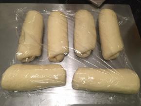 上下擀成椭圆型，从上往下卷，静置15分钟