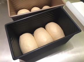 放入吐司模内