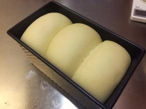 发至模具八至九成模高（轻按面包胚，会缓解回缩即可