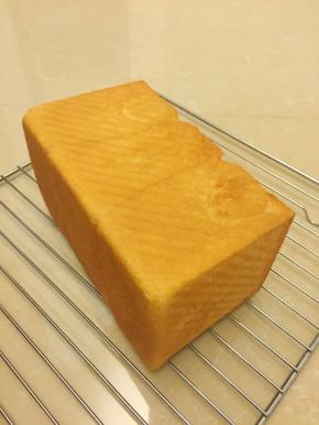 出炉马上脱模，放晾架上放至手温后密封保存