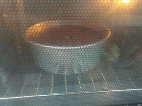 倒入模具内，轻震两下震出大气泡。送入预热好的烤箱内，上火140下火120度烘烤60—70分钟。