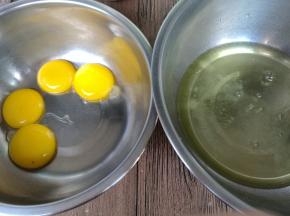 鸡蛋分离蛋清蛋黄。蛋白盆需无油无水。