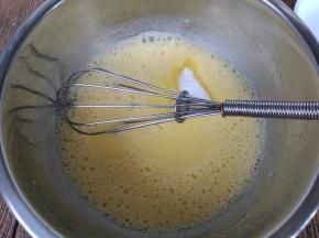 蛋黄内加入牛奶，充分乳化均匀。