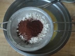 低筋粉和可可粉混合筛入蛋黄糊内。