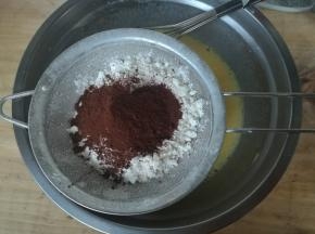 低筋粉和可可粉混合筛入蛋黄糊内。
