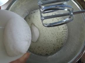 蛋白盆滴入几滴柠檬汁或白醋（没有可用白醋代替）。