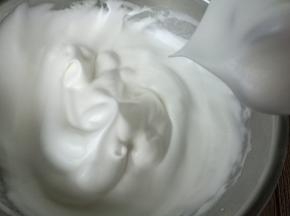 糖粉三次加入蛋白内，电动打蛋器打发至干性发泡。拉起打蛋器呈现直立的尖角。
直至拉起打蛋器出现尖角，蛋白打发完成。