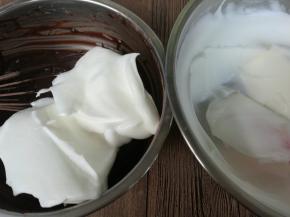 取三分之一蛋白放入蛋白盆内，硅胶刮刀切拌或翻拌混合均匀。