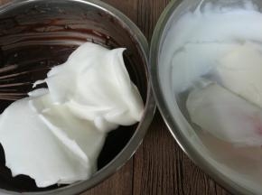 取三分之一蛋白放入蛋白盆内，硅胶刮刀切拌或翻拌混合均匀。