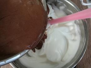 倒回蛋白盆内，继续以翻拌或切拌的手法混合均匀。