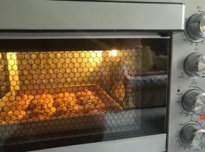 送入提前预热好的烤箱，以上下火180度烘烤20分钟即可。（温度时间仅供参考）