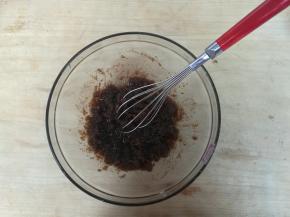 玉米油放入容器，加入切碎的黑糖，搅拌融化。