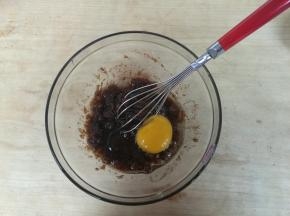 加入一个蛋黄。