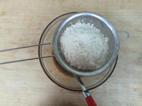 泡打粉，小苏打，低筋粉混合均匀筛入。