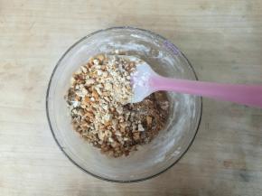 加入切碎的腰果。（预留出表面装饰用的）