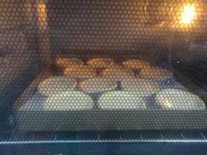 送入预热好的烤箱，上下火220度焙烤20分钟。