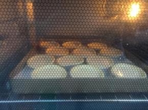 送入预热好的烤箱，上下火220度焙烤20分钟。