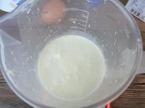 烤箱预热220度，10分钟。准备好一个量杯。加入牛奶、淡奶油搅拌均匀。