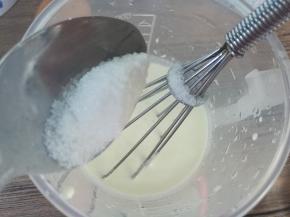 加入糖，搅拌均匀。