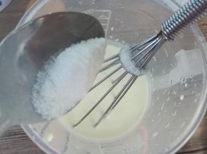 加入糖，搅拌均匀。