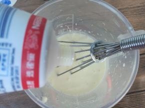 加入炼乳，搅拌均匀。