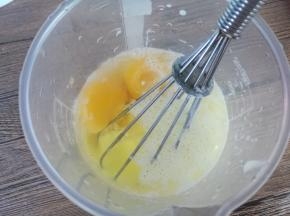 再加入两个鸡蛋，混合搅拌均匀。