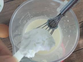 加入玉米淀粉，搅拌均匀。