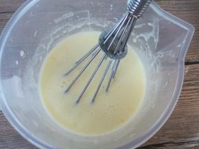 搅拌好的蛋挞糊。