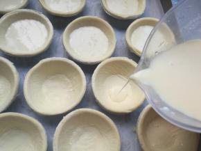 全部混合好后，倒入准备好的蛋挞皮内，八分满即可。