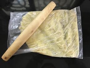 1、先把熟透的香蕉放保鲜袋用擀面杖捣成泥。