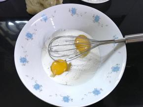 2、鸡蛋、牛奶、细砂糖和盐放入盆中打匀。