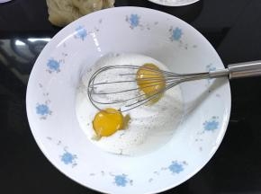 2、鸡蛋、牛奶、细砂糖和盐放入盆中打匀。