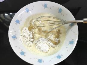 3、加入香蕉泥和面粉拌匀。