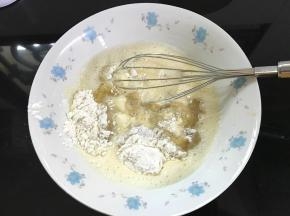 3、加入香蕉泥和面粉拌匀。