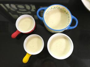 4、倒入烤碗中。