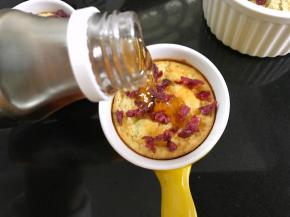 6、出炉后撒上蔓越莓，淋上枫糖浆。