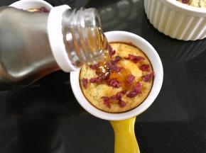 6、出炉后撒上蔓越莓，淋上枫糖浆。