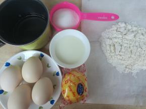 准备材料。低筋粉过筛。