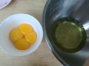 分离蛋清蛋黄，蛋清盆需保证无油无水。