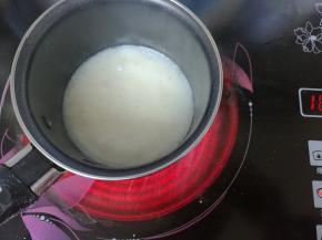 小锅内加入牛奶、玉米油搅拌均匀，坐火上煮开。