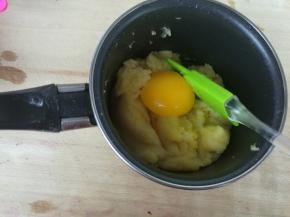 倒入过筛好的低筋粉。刮刀搅拌均匀后，加入蛋黄，每加入一个搅拌均匀后再加入下一个。