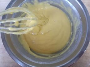 搅拌好的蛋黄糊，细腻润滑，呈浓稠流动状。