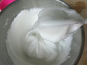 烤箱上火170度下火160度预热10分钟。蛋白内滴入柠檬汁，分三次加入细砂糖，打发至湿性发泡。提起打蛋器呈大弯勾状。