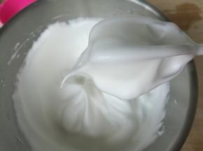 烤箱上火170度下火160度预热10分钟。蛋白内滴入柠檬汁，分三次加入细砂糖，打发至湿性发泡。提起打蛋器呈大弯勾状。