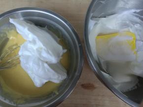 取三分之一蛋白以翻拌或切拌手法与蛋黄糊混合均匀。