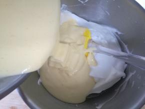 倒回蛋白盆内，再次以翻拌手法混合均匀。